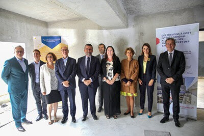 De gauche à droite : Yanick Le Meur (directeur général de Foncière Logement), Bastien Brunis (Président du Medef Est Parisien (93|94)), Nadia Bouyer (directrice générale du groupe Action Logement), Philippe Legrand (Vice-Président du groupe Action Logement), Luc Carvounas (Maire d'Alfortville), Maxime Franchet (directeur Général GR Ultimmo), Cécile Mazaud (Présidente de Foncière Logement), Véronique Deprez-Boudier (préfète déléguée à l’égalité des chances du Val-de-Marne), Anne-Claire Mialot (directrice générale de l'Agence Nationale de Rénovation Urbaine (ANRU)) et Olivier Salleron (Président de la Fédération Française du Bâtiment (FFB)) © Action Logement et Foncière Logement