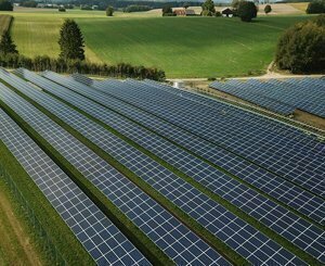 Dans les monts d'Auvergne, les maires restent tiraillés face aux éoliennes et fermes solaires − BatiActu