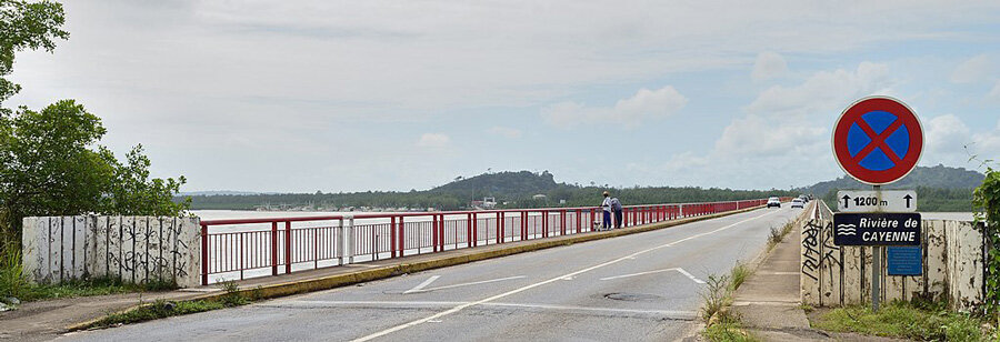 Pont dur Larivot sur le fleuve Cayenne en Guyane © Cayambe via Wikimedia Commons - Licence Creative Commons