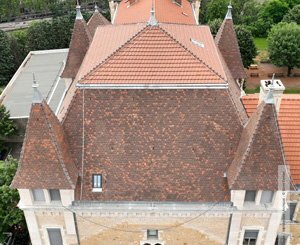 À Lyon, Edilians sublime l’historique toiture du lycée Saint-Just avec ses tuiles Plate 16×38 Doyet