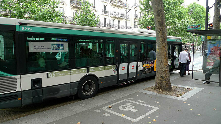 Bus RATP accessible handicapé, Paris © jean-louis Zimmermann via Wikimedia Commons - Licence Creative Commons