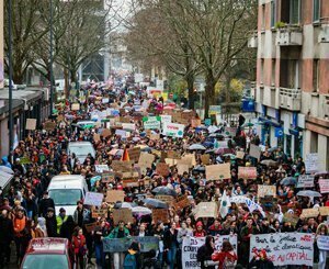 Des milliers de personnes manifestent à Barcelone contre le prix des logements