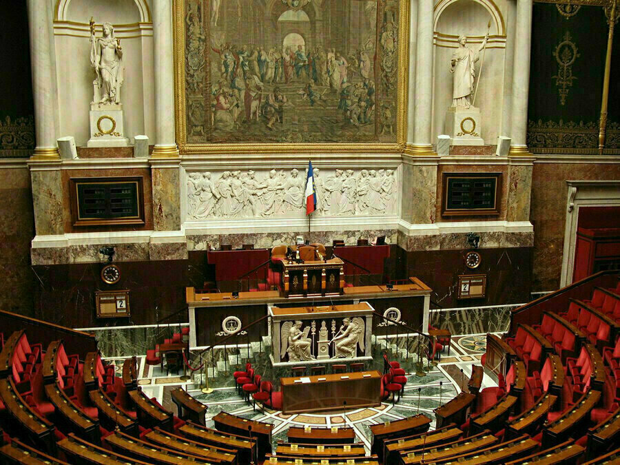 Salle de l'hémicycle de l'Assemblée Nationale © Coucouoeuf via Wikimedia Commons - Licence Creative Commons