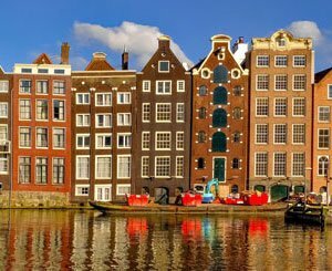 Les panneaux solaires s'invitent dans le paysage typique d'Amsterdam