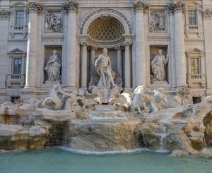 La fontaine de Trevi rouvre après un nettoyage, contingente les touristes