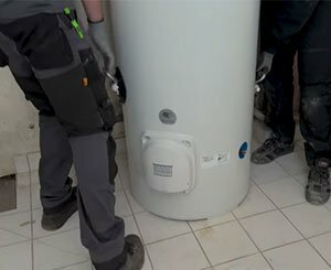 Transporter un chauffe-eau sans se blesser avec des ventouses