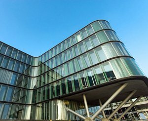 Décret BACS : les protections solaires automatisées, un levier clé pour la mise en conformité des bâtiments tertiaires