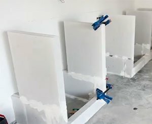 Aménagement Intérieur Créatif avec Siporex : une Salle de Bain et Cuisine sur-Mesure