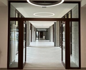 MAF Atlantique innove avec Aura : la première porte va-et-vient pare-flamme E30 à pivot linteau