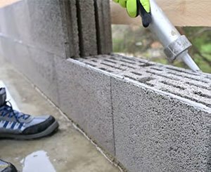 Faciliter l’assemblage des blocs béton grâce à une colle prête à l’emploi