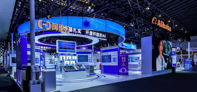 Alibaba dévoile ses cockpits intelligents, ses lunettes IA et de nouveaux partenariats stratégiques au WAIC 2025