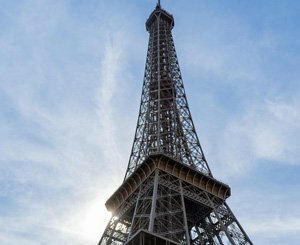 En Alsace, l'incroyable montage d'une fidèle réplique de tour Eiffel