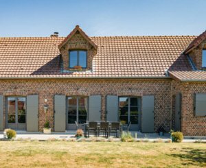 Pour la rénovation d’une longère typique du Nord de la France, Ouvêo associe ses menuiseries PVC aux volets battants alu de Loubat Fermetures