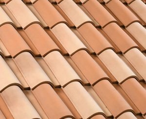 Pour sublimer les toitures de l’Arc Atlantique, la tuile Médiane Réno Gélis d’Edilians s’enrichit de deux nouveaux coloris