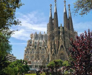 Des écologistes aspergent de peinture la façade de la Sagrada Familia à Barcelone