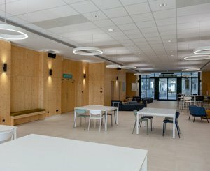 Nouveau bâtiment de l’institut catholique de Vendée (ICES) avec des panneaux rayonnants de plafond chauffants et rafraîchissants Zehnder Carboline