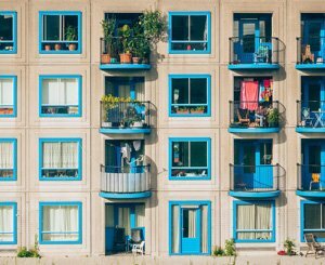 Gardien d'immeubles HLM, métier de proximité essentiel en quartier populaire