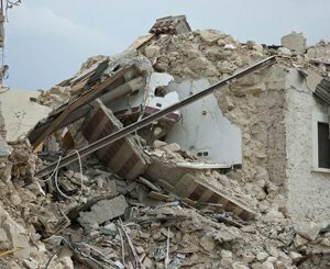 En Indonésie, au moins un mort et 79 blessés dans l'effondrement d'un immeuble