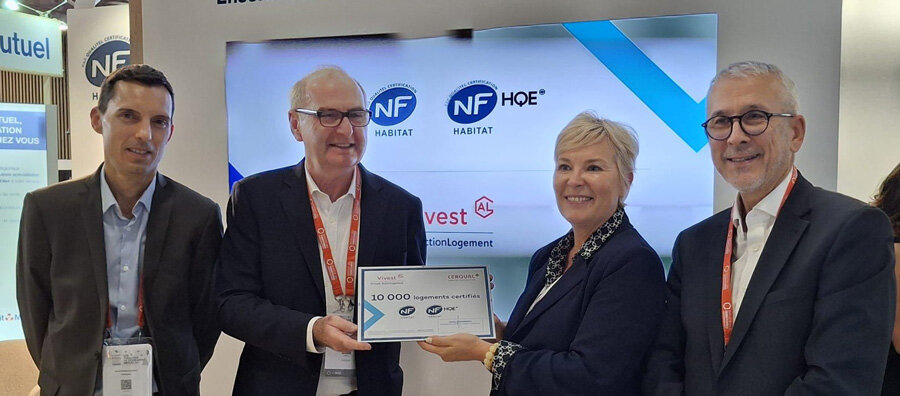 De gauche à droite : Jean-François Redt, Responsable de territoire NordEst CERQUAL Qualitel Certification, Pierre-Henri Julien, Directeur général de CERQUAL Qualitel Certification, Cécilia Jaeger, Directrice Générale Adjointe de Vivest Groupe action logement, Claudy Hulin, Directeur de région de CERQUAL Qualitel Certification © QUALITEL 