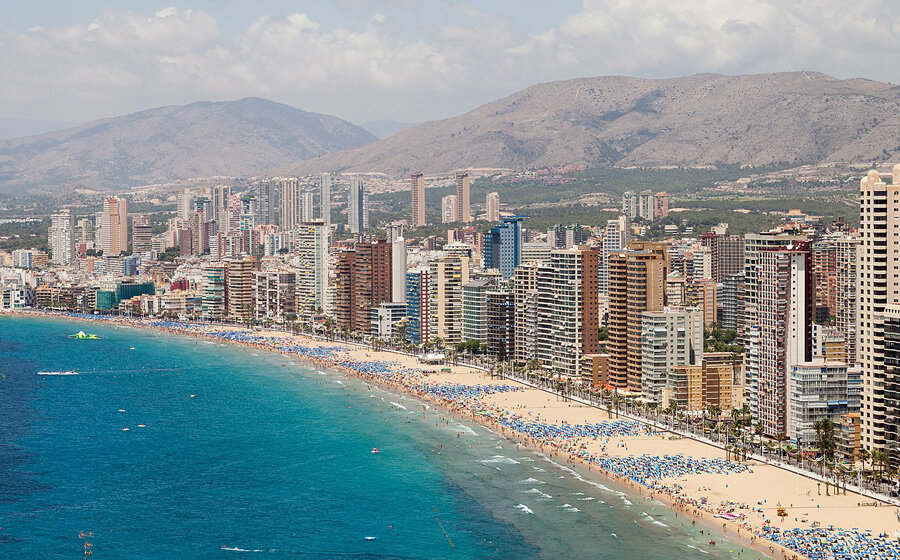 Plage de Levante, Benidorm, Espagne © Diego Delso via Wikimedia Commons - Licence Creative Commons