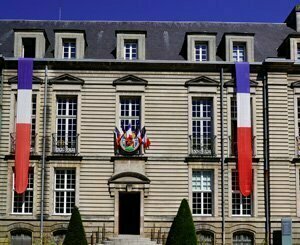 Les élus locaux appellent les responsables politiques nationaux à trouver la voie du compromis