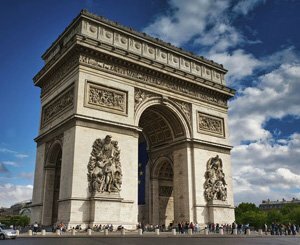 Trump expose une maquette d'Arc de Triomphe sur son bureau