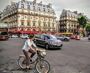 A Paris, une route plus sûre mais piétons et vélos restent vulnérables