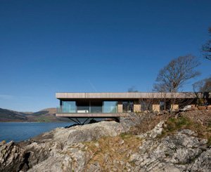 Rock Cove, une maison suspendue entre ciel et mer, met en valeur le bois Kebony sur la côte écossaise