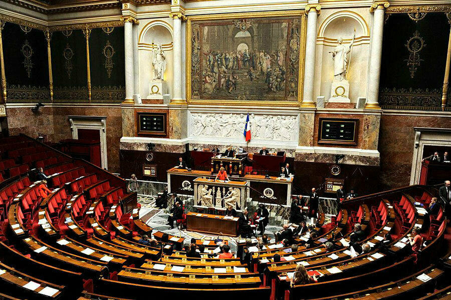 Salle de l'hémicycle de l'Assemblée nationale © Ministère français de l'Enseignement supérieur et de la recherche via Wikimedia Commons - Licence Creative Commons