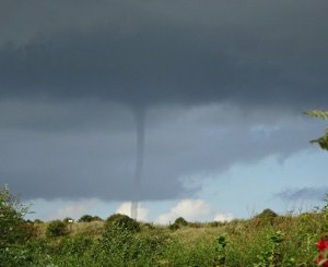 Une tornade renverse trois grues et tue un jeune travailleur sur un chantier dans le Val-d'Oise