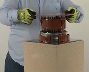 Comment installer le chapeau KCPAP de Cheminées Poujoulat ?