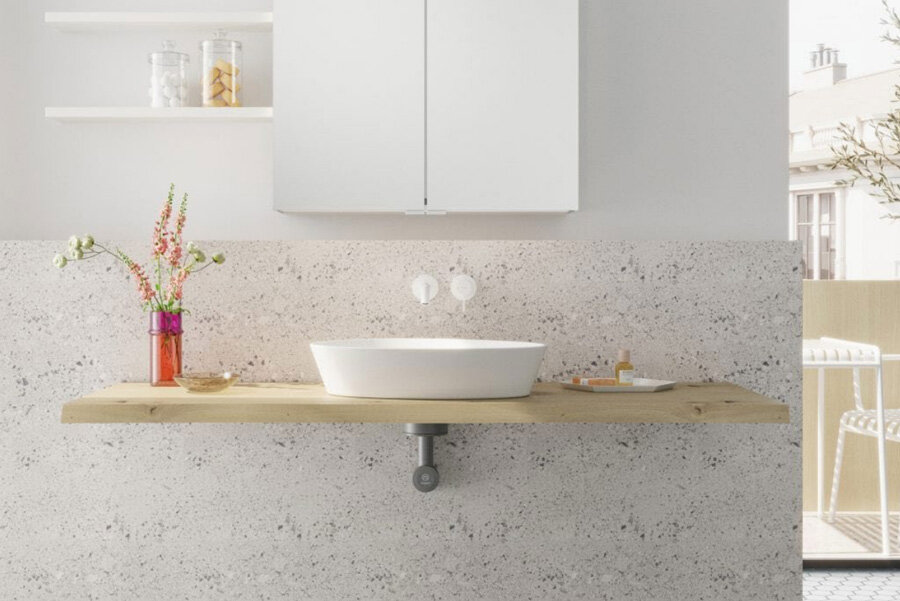 Avec le nouveau siphon gain de place burgbad cleanFlow, les mauvaises odeurs – souvent causées par les biofilms et les aérosols – sont efficacement évitées. De plus, sa conception compacte le rend particulièrement discret sous les configurations avec plateau © burgbad