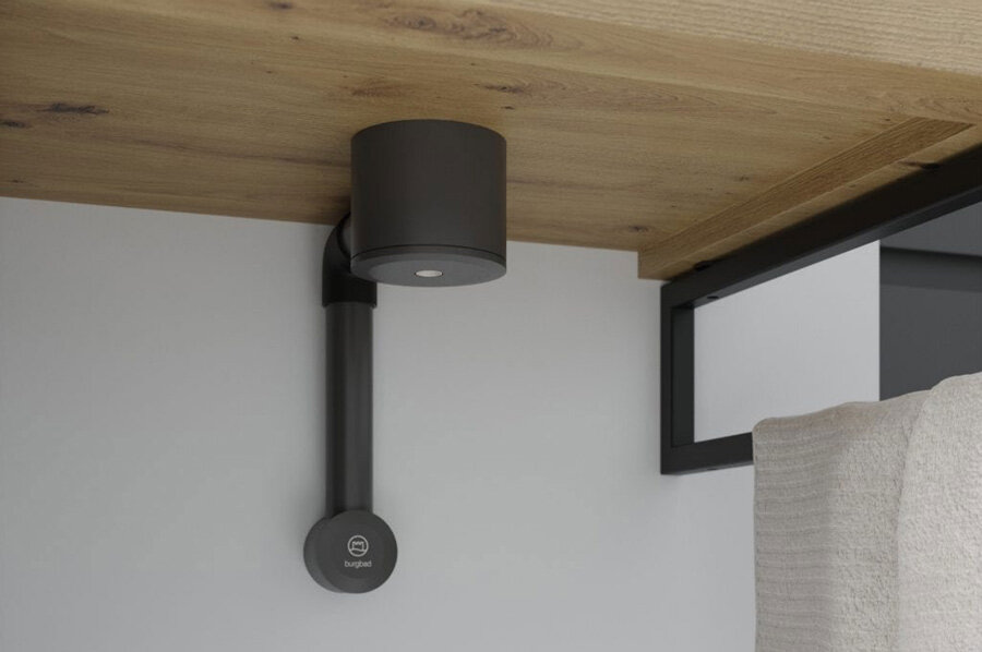 Le siphon burgbad cleanFlow, positionné directement sous le lavabo, reste facilement accessible même après l’installation. La cuve du siphon peut être dévissée en toute simplicité et remise en place tout aussi facilement © burgbad