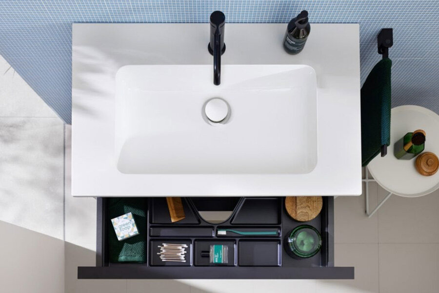 Grâce à la bonde cleanFlow+, disponible en option avec fonction Push-to-Open et protection anti-débordement intégrée, il est désormais possible de remplir en toute sécurité les lavabos sans trou de trop-plein. Ce siphon, compatible avec tous les lavabos dépourvus de trou de trop-plein, est disponible dans toutes les gammes © burgbad