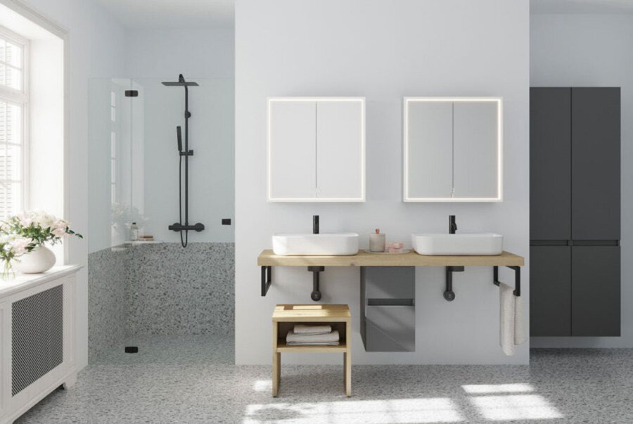 Parfait pour les configurations avec plateaux : le nouveau siphon burgbad cleanFlow convient aussi parfaitement aux salles de bains esthétiques et accessibles – ici présenté avec le plateau en bois massif sur mesure de notre gamme sys30 © burgbad