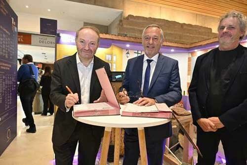 Signature de la convention CAPEB – Cité de l’architecture et du patrimoine vendredi 24 octobre 2025 – Salon International du Patrimoine Culturel, Carrousel du Louvre, Paris © CAPEB