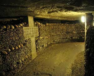 Dernières balades entre les morts avant travaux aux Catacombes de Paris