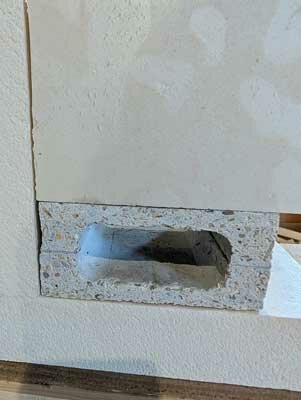 Conduit d'accès au nid dans le bâti © Nat'H