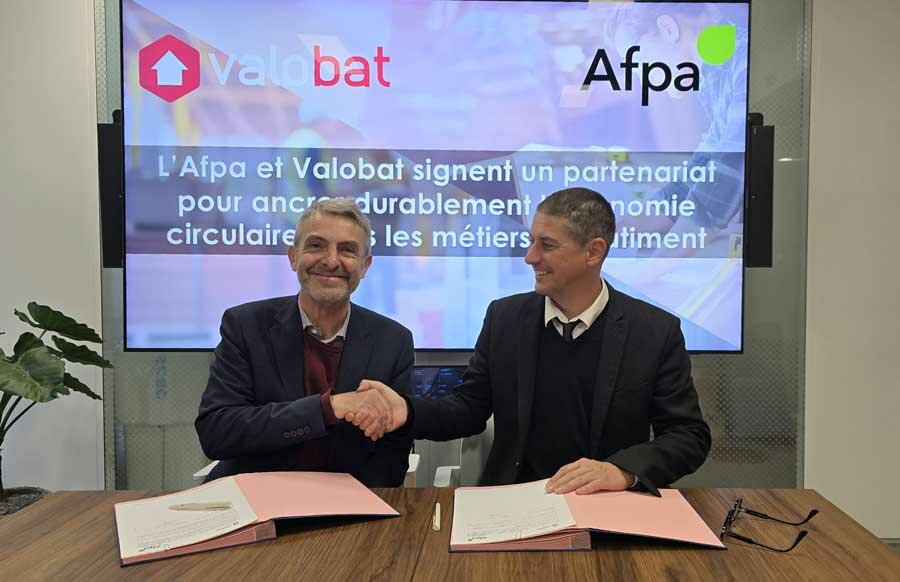 De gauche à droite : Hervé De Maistre, Président de Valobat et Christophe Sadok, Directeur de l’ingénierie et innovation de l’Afpa © Valobat