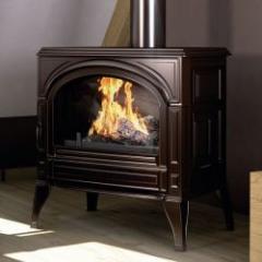 Traditional aesthetic wood stove, entirely in cast iron for durability and foolproof efficiency