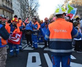 Rassemblement devant le siège de Total à l'appel des raffineurs de Grandpuits