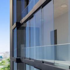 Large-dimension sliding glazing without thermal insulation for balconies and facades