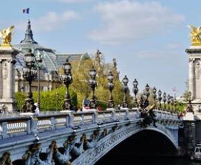 A dive under the bridges of Paris, for safety