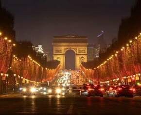 Illuminations, signs, lighting, the Champs-Élysées adopts a...