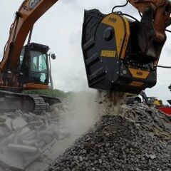Bucket crusher for on-site processing of inert materials