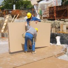 Biodegradable disposable formwork panel in honeycomb cardboard for supported slabs