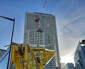Eiffage Construction installe une grue à tour au 26e étage de la Tour Hopen à...