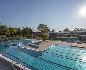 La piscine publique en plein air de Garbsen se pare de 200 m² de bois Kebony Clear