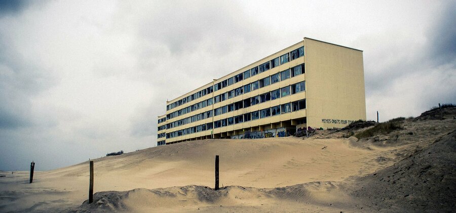 Sur la dune médocaine, la démolition du "Signal", symbole de l'érosion côtière