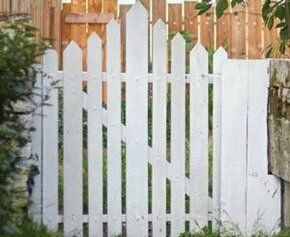 4 steps to make your own gate from pallet wood, protect it and personalize it with the Owatrol range